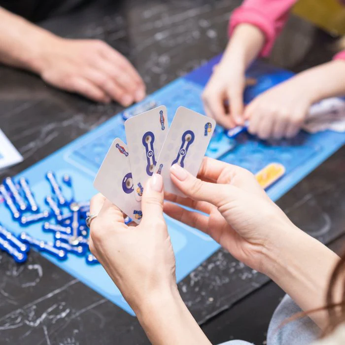 Snap Circuits Snap-2-It Board Game - Image 3